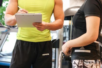 配偶极富的男命日柱