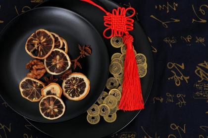门槛下面放几个铜钱有这种说法吗 有用吗