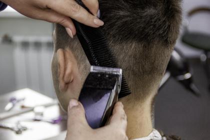 属鼠染什么颜色头发1972年出生适合的颜色